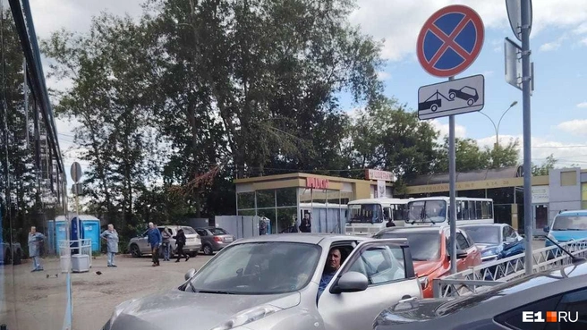 Автомобили паркуются, несмотря на запрещающие знаки | Источник: читатель E1.RU