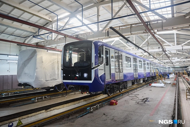 «Ермак» — первый состав в Новосибирске, у которого есть собственное имя, у остальных — только номера | Источник: Александр Ощепков / NGS.RU