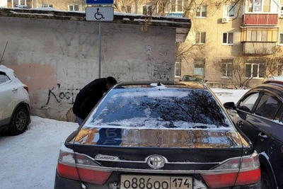 В Челябинске водитель Camry с номерами ООО оштрафован за парковку для инвалидов