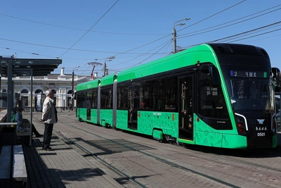В Челябинске начали работу трехсекционные метротрамваи