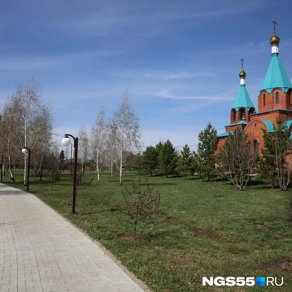 В парке проложены плиточные тротуары — редкость для сельской местности | Источник: Евгений Софийчук / NGS55.RU