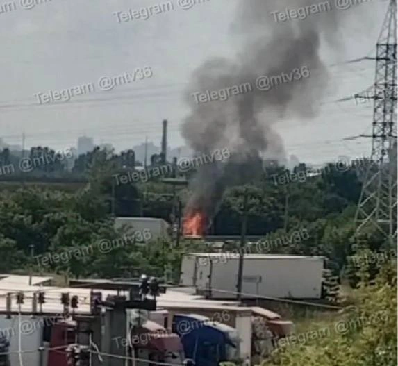 Пламя и дым от горевшей на трассе под Воронежем ГАЗели было видно издалека | Источник: «Мой и твой Воронеж» / t.me