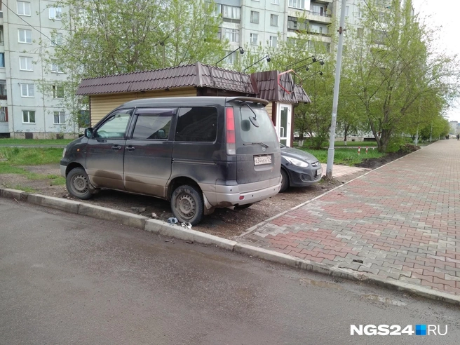 Ограждение в сквере от любителей парковки простояло пару дней | ngs24.ru