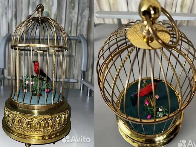 На обратной стороне клетки видны механизм и клеймо фирмы «Elle». | Источник: «Авито»