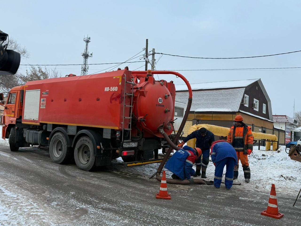 В Куйбышевском районе отключили холодную воду на трех улицах и перекрыли дорогу