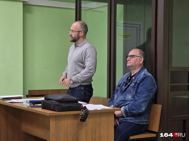Обвиняемый Михаил Батченко (справа) и его адвокат Владимир Маслов | Источник: Семен Коротов-Майбах / 164.RU