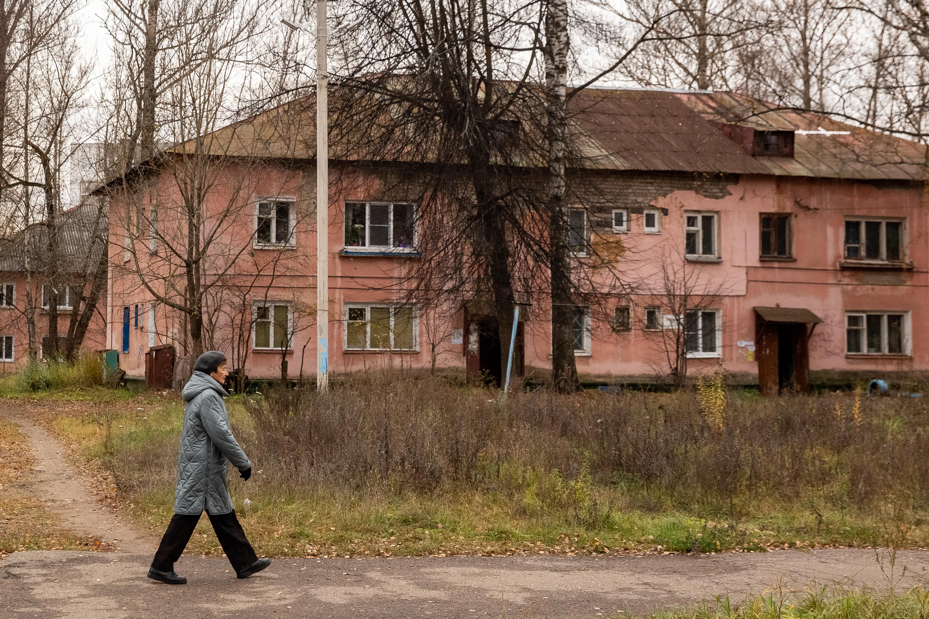 Это место застряло в прошлом: гуляем по району Ярославля, отрезанному промзоной и железной дорогой