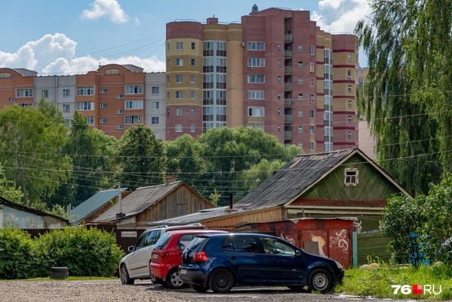 Высотки нависают над частными домами | Источник: Кирилл Поверинов / 76.RU