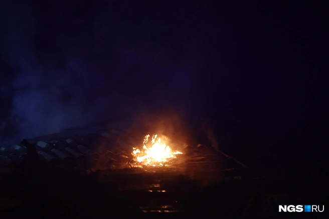 Огонь перекинулся на крышу, кровля частично обрушилась | Источник: Александр Ощепков / NGS.RU