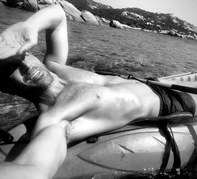 Ирина Шейк сфотографировалась топлес во время отдыха с бывшим мужем Брэдли Купером