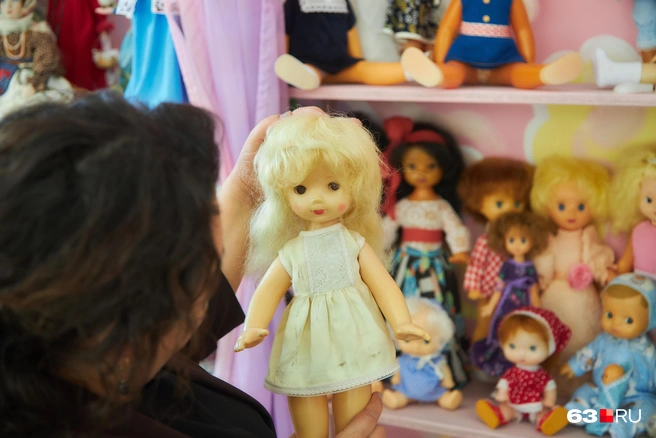 Самым возрастным уже за 60 лет. Упадет такая «кукольная бабушка» с полки — костей не соберешь. Хрупкое тело просто разобьется на осколки | Источник: Роман Данилкин / 63.RU