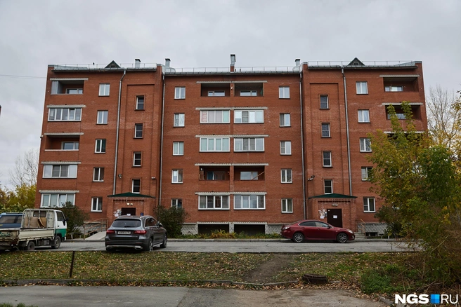 По проекту возле дома должны были построить подпорную стенку&nbsp;— она бы защитила здание от воздействия воды. Но сооружение так и не появилось, а пятиэтажку сдали в эксплуатацию без него | Источник: Александр Ощепков / NGS.RU