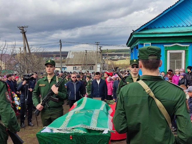 Военнослужащего проводили в последний путь | Источник: Реканс Ямалеев / Vk.com