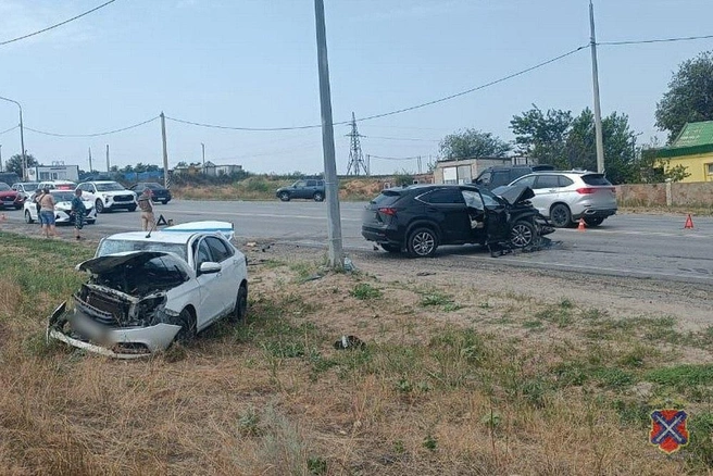 Как Lada оказалась на встречной полосе, сейчас выясняет полиция | Источник: ГУ МВД России по Волгоградской области