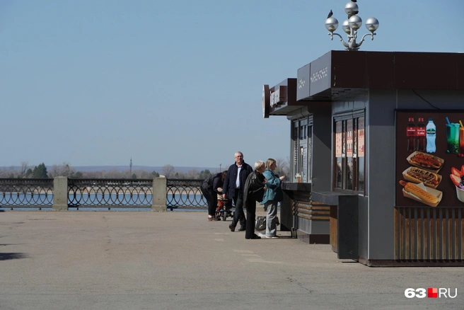 А киоски уже вовсю работают. Можно купить мороженое за 69 рублей. И далее по списку… | Источник: Алексей Ногинский / 63.RU
