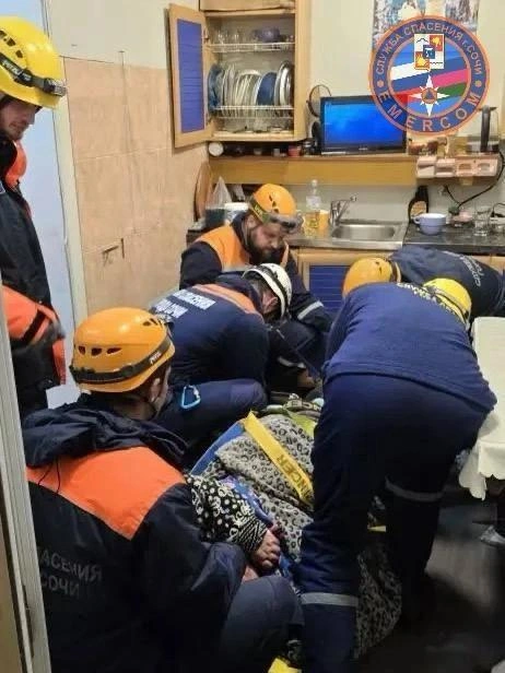 В Сочи спасатели-альпинисты помогли госпитализировать женщину, весом 200 кг | sochi1.ru
