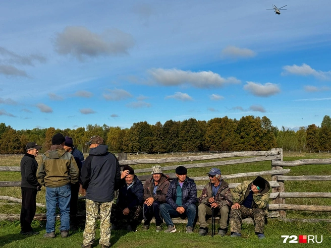 Прибытие вертолета для селян — событие. Если даже жители никого не ждут и никуда не улетают, они приходят к аэропорту | Источник: Анастасия Малышкина / 72.RU
