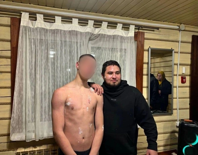 21-летний Давид Анашкин вместе с другим участником расправы на мойке, он несовершеннолетний, поэтому лицо закрыто | Источник: читатель E1.RU