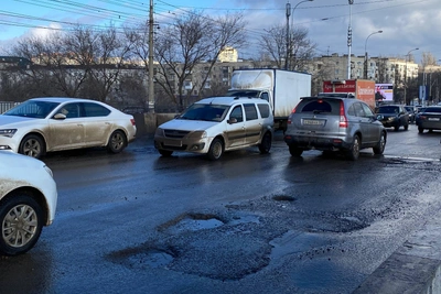 Мост ВДСК без фур: дорожные ямы остались