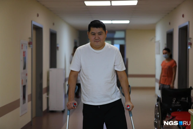 В Киргизии подобные операции не проводятся, поэтому мужчина изучил, что предлагают клиники в Германии, Южной Корее и России | Источник: Александр Ощепков