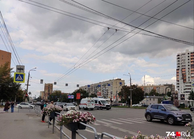 После аварии на место примчалась еще одна бригада медиков | Источник: читатель 74.RU