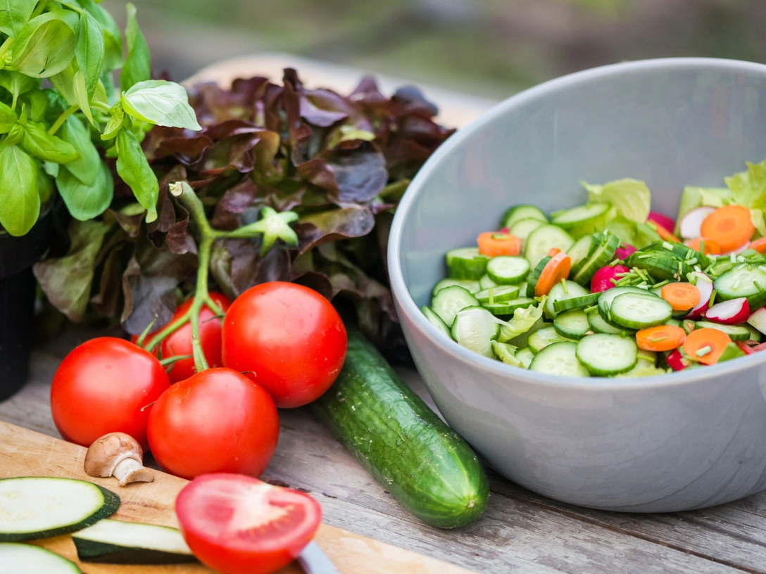 Домашний огород: 5 овощей, которые вы можете вырастить на подоконнике | marieclaire.ru