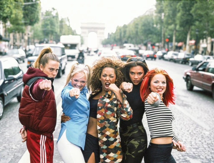 Как Виктория Бекхэм ушла из Spice Girls, стала многодетной мамой и простила Дэвиду все измены