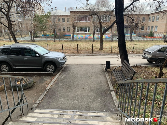 Завернутого в ковер мужчину нашли у этого подъезда сегодня утром | Источник: Анна Лялькова / MGORSK.RU