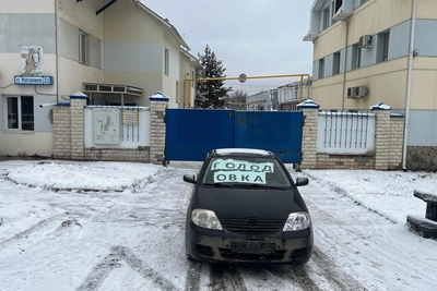 Protester Blocks Factory Gate Over Unpaid Wages in Yekaterinburg