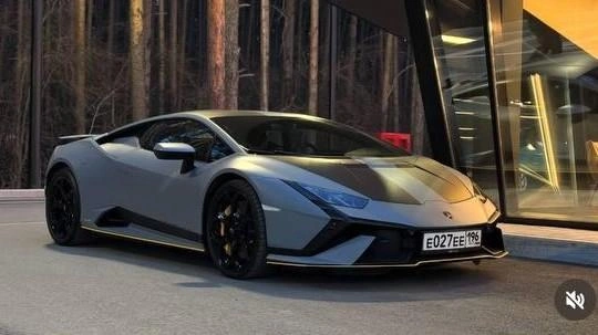 Внимательно смотрите на номера машин | Источник: autoclub_ekaterinburg / Instagram (экстремистская организация, деятельность запрещена на территории РФ)