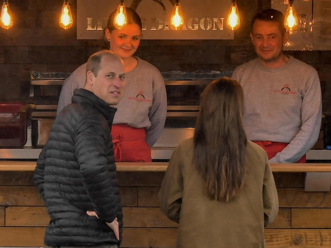 Принц и принцесса Уэльские в Мертир-Тидвил, Уэльс, 27 апреля 2023 | marieclaire.ru