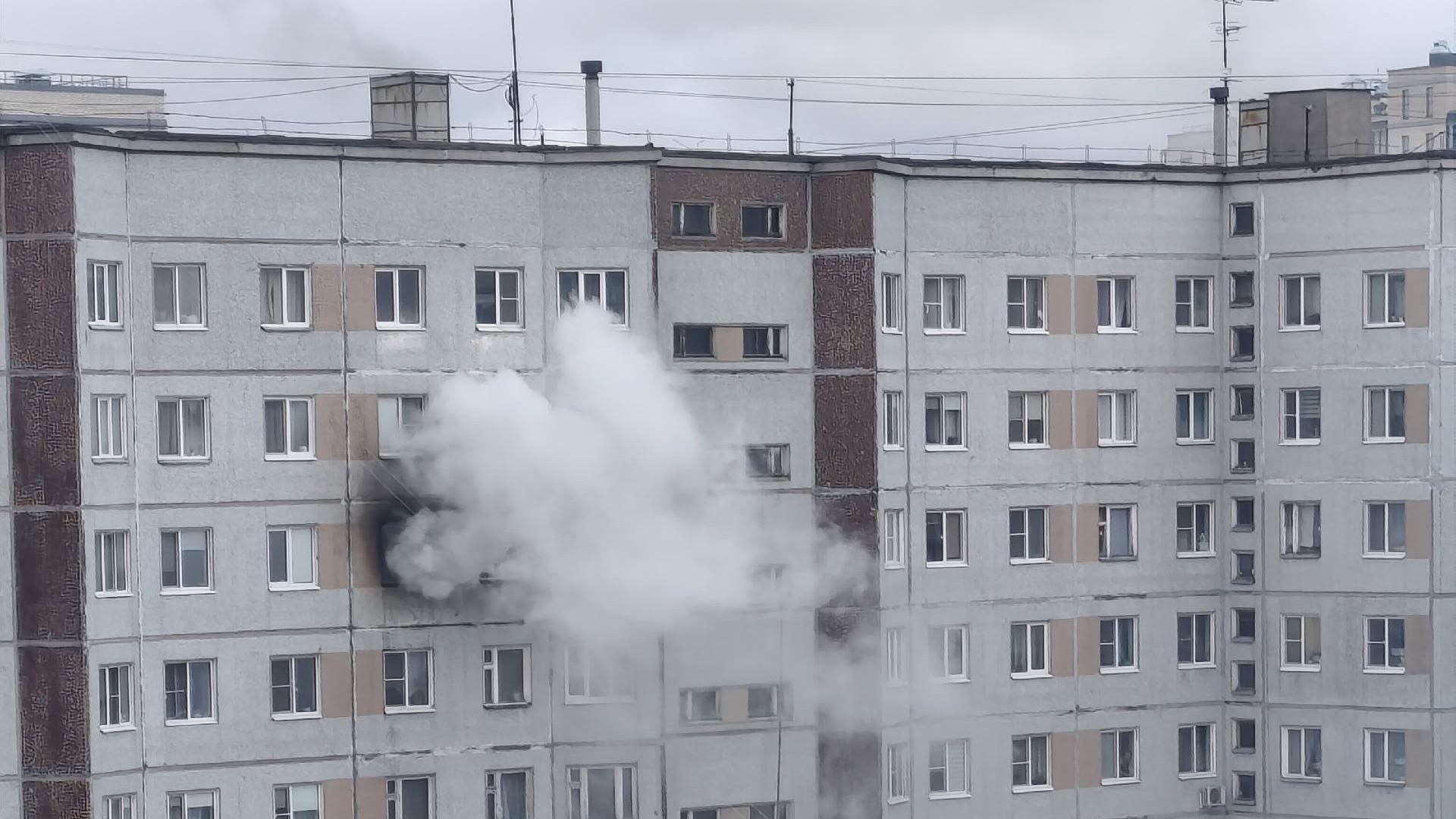 Огонь вырывается из окна седьмого этажа: житель Архангельска заснял на видео пожар в панельке