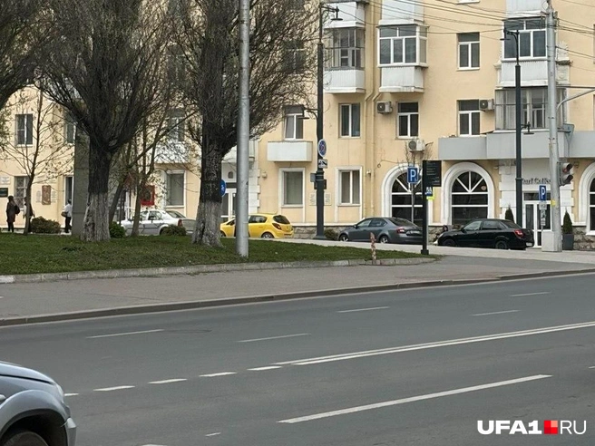 Снимала желтую машину, а потом засмотрелась на красивую ровную дорогу. Интересно, что отсутствие ям не помогает уфимцам ездить уважительно | Источник: Яна Пяева / UFA1.RU