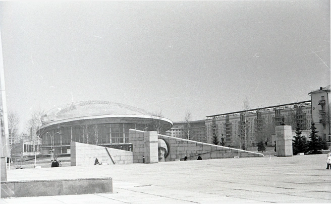 Помимо монумента Славы, прозванного «Паниковским», советские архитекторы разместили на одной из главных городских площадей мемориальный ансамбль: бронзовая звезда с Вечным огнем и над ним склоненные знамена из красного гранита с символическим образом скорбящей матери-Родины. | Источник: фотофонд Самарского областного государственного архива социально-политической истории