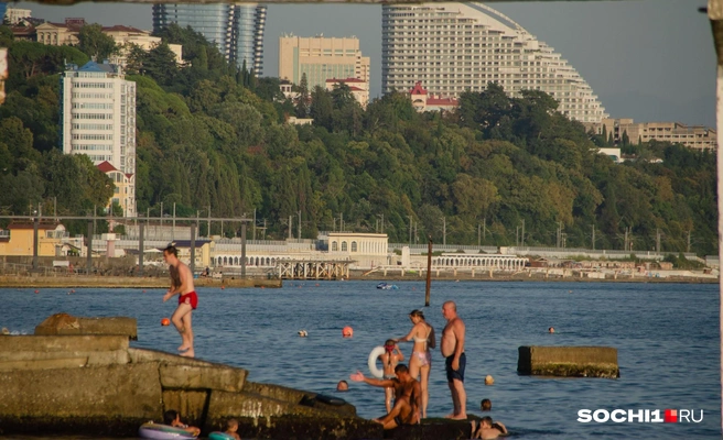 Дети пытаются вдоволь накупаться перед школой | Источник: Оксана Витязь / SOCHI1.RU