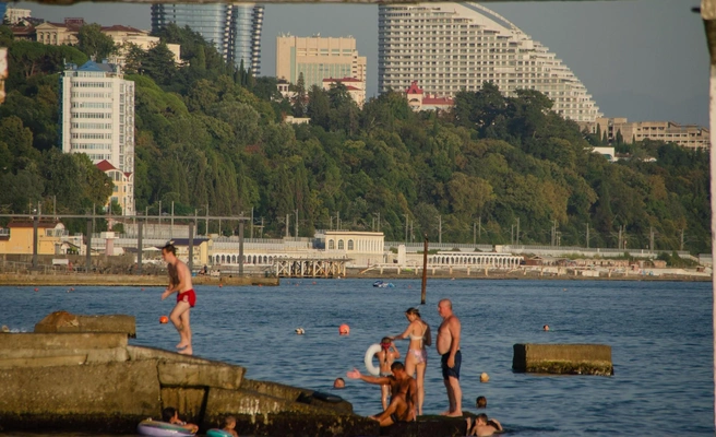 Дети пытаются вдоволь накупаться перед школой | Источник: Оксана Витязь / SOCHI1.RU