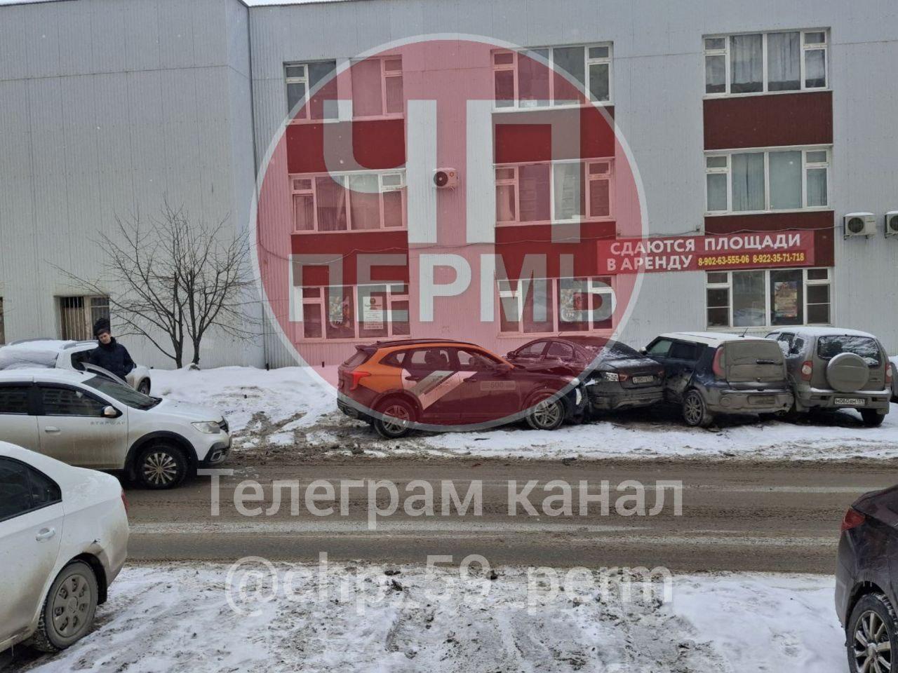 В Перми «Делимобиль» протаранил три авто. Разбираемся, кто виноват в аварии