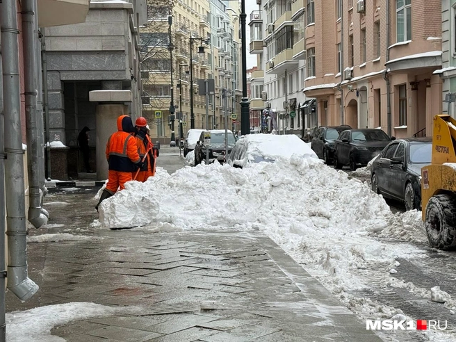 Коммунальщики пытаются справиться со снежными кучами в центре Москвы | Источник: Артем Устюжанин / MSK1.RU