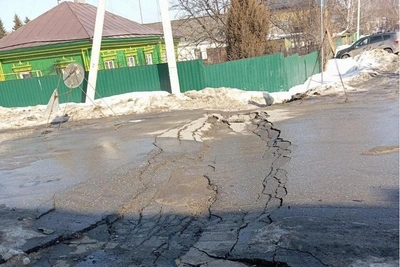 Выгребная яма разрушила дорогу в Екатеринбурге