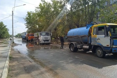 В Чите продолжают откачивать воду с затопленного двора