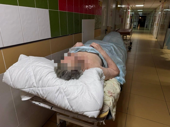 Пациент провел ночь и часть следующего дня в коридоре больницы | Источник: Татьяна Кузнецова