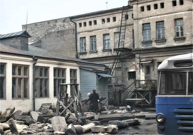 Во дворе краеведческого музея, 1963 год | Источник: BspChannel