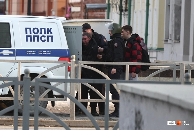 Полиция постоянно патрулирует улицу | Источник: Владислав Лоншаков / E1.RU