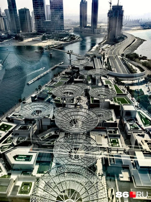 Вид на остров Bluewaters с колеса обозрения | Источник: Анастасия Шевякова / 86.RU