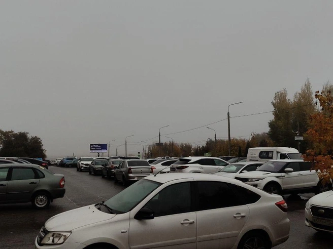 С парковки у арбитражного суда обычно видна Волга, но сегодня вид скрыт | Источник: читатель V1.RU