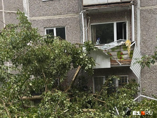 Некоторые жители дома на Заводской, 46 остались без балконов после мощного ливня со шквалистым ветром | Источник: читатель E1.RU
