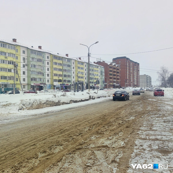 Да, не без месива, но посмотрите&nbsp;— тут даже парковка расчищена | Источник: Кристина Мельникова / YA62.RU
