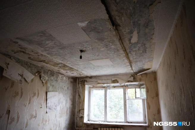 В одной из комнат расходится потолок | Источник: Евгений Софийчук / NGS55.RU