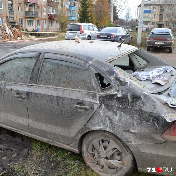 Автомобиль, стоявший рядом с домом сильно пострадал — потом его оттащили | Источник: Максим Улитов / 71.RU