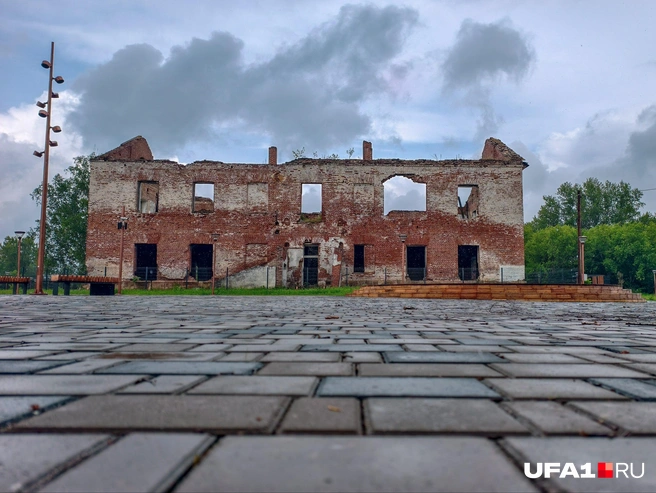 Главное здание, вокруг него всё и строится | Источник: Булат Салихов / UFA1.RU